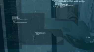 Dizüstü bilgisayarla iş adamının veri işleme animasyonu. küresel iş, dijital arayüz, teknoloji ve ağ konsepti dijital olarak oluşturulmuş video.