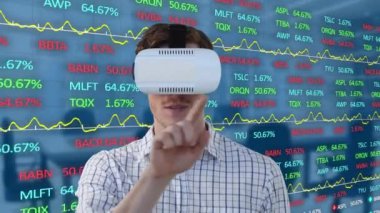 VR kulaklık ve mali veri işlemlerini boş ofis üzerinden kullanarak iş adamının animasyonu. küresel iş, dijital arayüz, teknoloji ve ağ konsepti dijital olarak oluşturulmuş video.