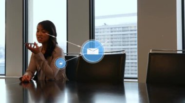 Akıllı telefon kullanarak iş kadınlarının üzerindeki simgelerle bağlantı ağının animasyonu. küresel iş, dijital arayüz, teknoloji ve ağ konsepti dijital olarak oluşturulmuş video.