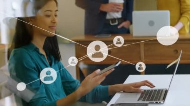 Akıllı telefon kullanarak iş kadınlarının üzerindeki simgelerle bağlantı ağının animasyonu. küresel iş, dijital arayüz, teknoloji ve ağ konsepti dijital olarak oluşturulmuş video.