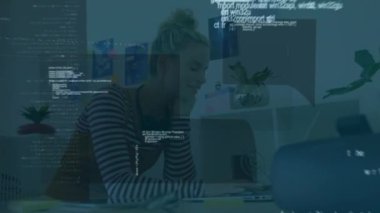 Dizüstü bilgisayarla iş kadınının veri işleme animasyonu. küresel iş, dijital arayüz, teknoloji ve ağ konsepti dijital olarak oluşturulmuş video.