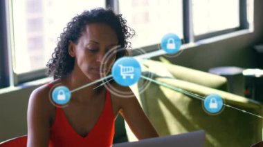 Dizüstü bilgisayar kullanarak kadın üzerindeki simgelerle bağlantı ağının animasyonu. küresel iş, dijital arayüz, teknoloji ve ağ konsepti dijital olarak oluşturulmuş video.