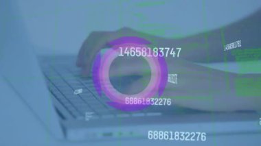 Dizüstü bilgisayardan veri işleme ile değişen ve kapsayan numaraların animasyonu. küresel iş, dijital arayüz, teknoloji ve ağ konsepti dijital olarak oluşturulmuş video.