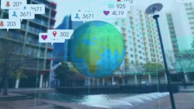 Şehir manzarası üzerinde küresel ve sosyal medya konuşma baloncuklarının canlandırılması. küresel dijital arayüz, teknoloji ve ağ konsepti dijital olarak oluşturulmuş video.
