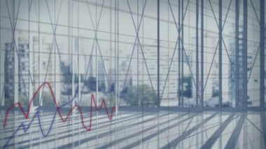 Modern bina ve şehir manzarası üzerinde veri işleme animasyonu. küresel iş, dijital arayüz, teknoloji ve ağ konsepti dijital olarak oluşturulmuş video.