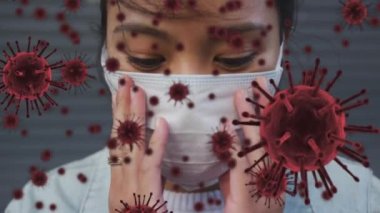 Şehir caddesinde yüz maskesi takan kadın portresinin üzerinde yüzen kovid hücrelerin animasyonu. Coronavirus covid 19 salgını sırasında sağlık, koruma ve iletişim, dijital olarak üretilen video.