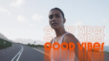 Dağ yolunda duran bir kadın için turuncuyla yazılmış güzel titreşimlerin animasyonu. pozitif duygular, doğa, zindelik ve refah konsepti, dijital olarak oluşturulmuş video.