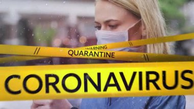 Koronavirüs metninin animasyonu, sokakta akıllı telefon kullanarak maske takan kadın üzerindeki tehlike bandı üzerine yazılmış.. 