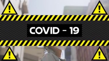 Covid 19 'un animasyonu, güneşli şehir caddesinde maske takmış bir kadının üzerinden geçiyor. Coronavirus covid 19 salgını sırasında sağlık, koruma ve iletişim, dijital olarak üretilen video.