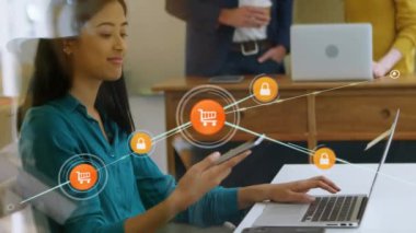 Akıllı telefon kullanarak iş kadınlarının üzerindeki simgelerle bağlantı ağının animasyonu. küresel iş, dijital arayüz, teknoloji ve ağ konsepti dijital olarak oluşturulmuş video.