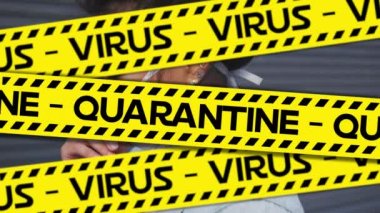 Sokakta öksüren maskeli bir kadın için karantina ve virüs metni. Koronavirüs salgını sırasında sağlık, koruma ve iletişim, dijital olarak üretilen video.