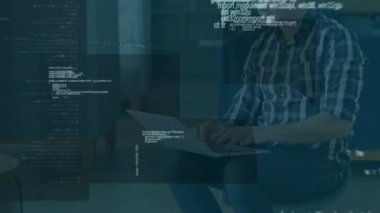 Dizüstü bilgisayarla iş adamının veri işleme animasyonu. küresel iş, dijital arayüz, teknoloji ve ağ konsepti dijital olarak oluşturulmuş video.