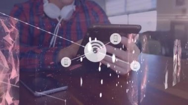 Ofiste dijital tablet kullanan insanların orta kesimine karşı dijital simgeler ağı. küresel ağ ve iş teknolojisi kavramı