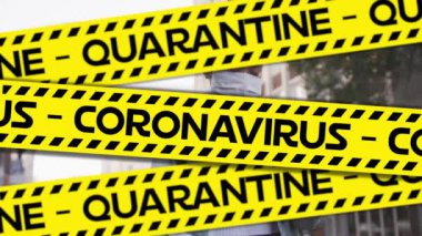 Tehlikeli banttaki metin karantinasının animasyonu, şehirdeki akıllı telefon kullanan yüz maskeli kadın yüzünden. Koronavirüs salgını sırasında sağlık, koruma ve iletişim, dijital olarak üretilen video.