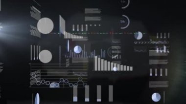 Siyah arkaplan üzerinden istatistik ve finansal veri işleme animasyonu. küresel iş, dijital arayüz, teknoloji ve ağ konsepti dijital olarak oluşturulmuş video.