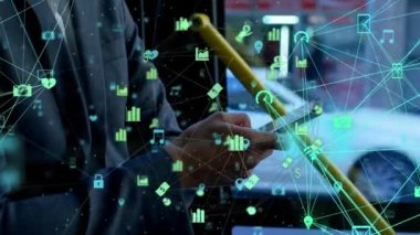 Otobüste akıllı telefon kullanarak iş adamının orta kesiminde dönen dijital simge küreleri. küresel ağ ve iş teknolojisi kavramı