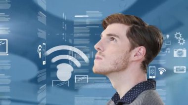 Boş ofis üzerinden iş adamı ve veri işleme animasyonu. küresel iş, dijital arayüz, teknoloji ve ağ konsepti dijital olarak oluşturulmuş video.