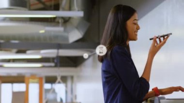 Akıllı telefon kullanarak iş kadınlarının üzerindeki simgelerle bağlantı ağının animasyonu. küresel iş, dijital arayüz, teknoloji ve ağ konsepti dijital olarak oluşturulmuş video.