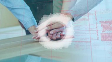 Elleri istifleyen insanların taranması ve veri işlemesinin animasyonu. küresel iş, dijital arayüz, teknoloji ve ağ konsepti dijital olarak oluşturulmuş video.