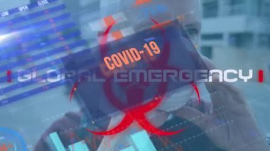 Biyolojik tehlike sembolü ve yüz maskesi takmış bir adamın Coperid 19 veri işleme animasyonu. küresel covid 19 salgın konsepti dijital olarak oluşturulmuş video.