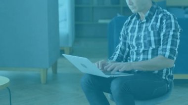 Bilgisayarı kullanarak iş adamının üzerinde biyometrik parmak izi veri işleme animasyonu. küresel iş, dijital arayüz, teknoloji ve ağ konsepti dijital olarak oluşturulmuş video.