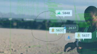 Dünya ve sosyal medya konuşma baloncuklarının animasyonu sporcunun akıllı bakışlarını kontrol etmesine neden oluyor. küresel dijital arayüz, teknoloji ve ağ konsepti dijital olarak oluşturulmuş video.
