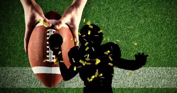 Animacja Złotego Konfetti Nad Amerykańską Sylwetką Piłkarza Rękami Trzymającymi Piłkę — Wideo stockowe