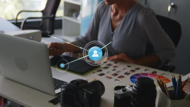 用图形平板电脑在女商人身上与图标连接的网络动画 全球商业 数字接口 技术和网络概念 — 图库视频影像