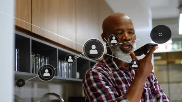 Akıllı Telefon Kullanarak Adamlarının Üzerindeki Simgelerle Bağlantı Ağının Animasyonu Küresel — Stok video