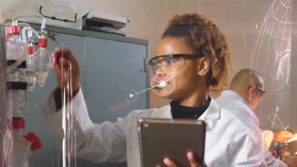 Netwerk Van Verbindingen Tegen Vrouwelijke Gezondheidswerkers Die Digitale Tabletten Gebruiken — Stockvideo