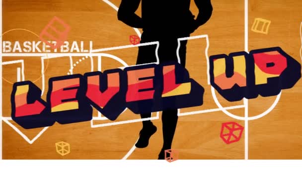 バスケットボールコートのバスケットボール選手のシルエットの上にオレンジで単語のレベルアップのアニメーション 肯定的な感情 達成感 スポーツと健康の概念 デジタルで生成されたビデオ — ストック動画