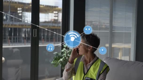 Анимация Сети Соединений Иконками Над Женщиной Инженером Помощью Смартфона Глобальный — стоковое видео