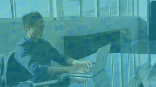 ノートパソコンを使用してビジネスマン以上のデータ処理のアニメーション 世界的なビジネス デジタルインターフェース テクノロジー ネットワーキングの概念がデジタルで生成されたビデオ — ストック動画
