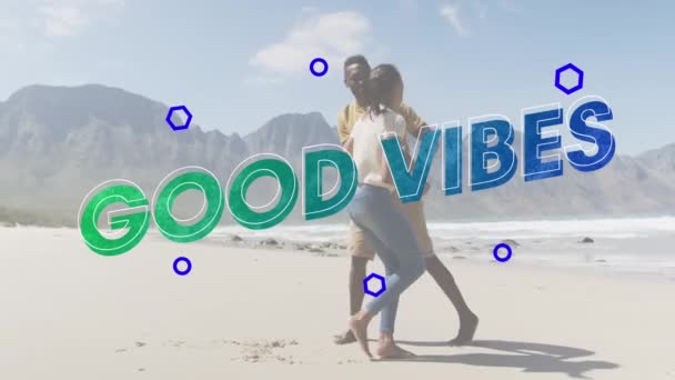 ビーチで踊る幸せなカップルの上に青で良い波の言葉のアニメーション 肯定的な感情自然ロマンス幸福概念デジタルで生成されたビデオ — ストック動画