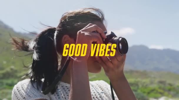 Animação Das Palavras Boas Vibrações Escritas Amarelo Sobre Mulher Feliz — Vídeo de Stock