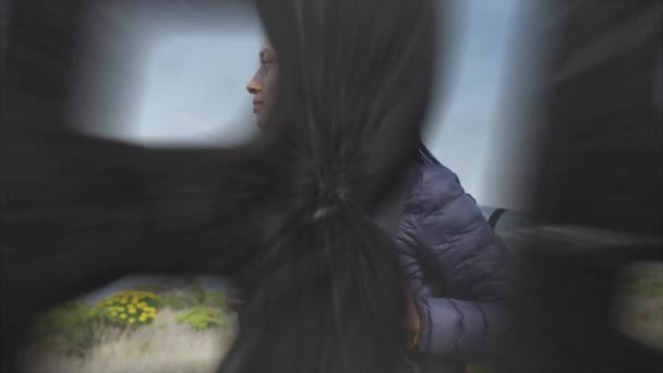 Анимизация Слова Vibes Написанного Черным Отношению Счастливой Женщине Совершающей Поход — стоковое видео