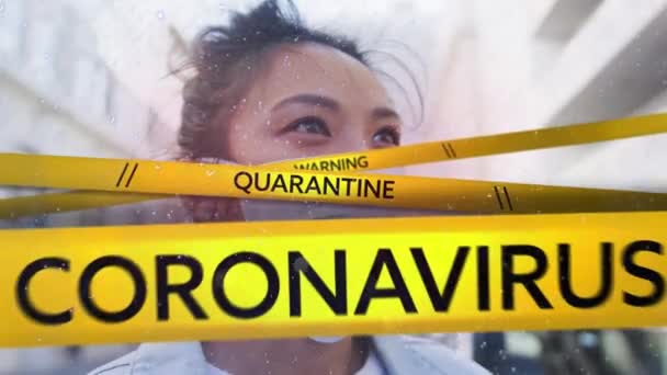 Animatie Van Coronavirus Tekst Gevarentape Vrouw Het Gezicht Masker Hoesten — Stockvideo