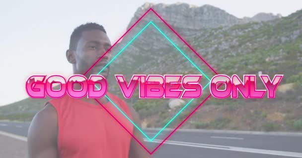 Animation Des Mots Bonnes Vibrations Seulement Rose Sur Homme Exerçant — Video