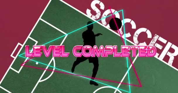 文字水平的动画以粉红完成 以轮廓描绘的运动员和足球场上的足球来完成 游戏和庆祝概念 数码视频 — 图库视频影像