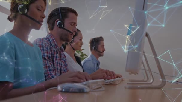 Animación Redes Conexiones Sobre Gente Negocios Usando Auriculares Telefónicos Interfaz — Vídeo de stock