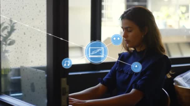 ラップトップを使用してビジネス女性上のアイコンとの接続のネットワークのアニメーション 世界的なビジネス デジタルインターフェース テクノロジー ネットワーキングの概念がデジタルで生成されたビデオ — ストック動画