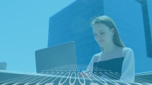 컴퓨터를 사용하는 실업가를 대상으로 데이터 애니메이션 글로벌 비즈니스 디지털 인터페이스 — 비디오