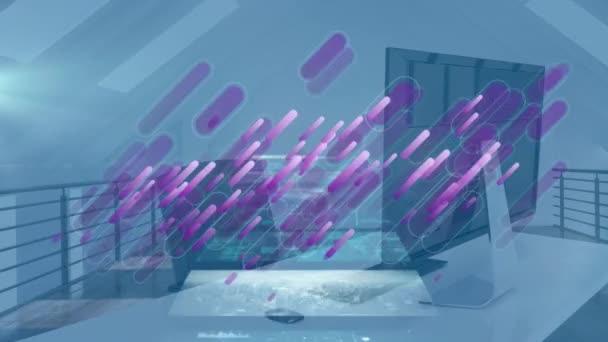 紫色のライトトレイルと空のオフィス上の画面上のデータ処理のアニメーション 世界的なビジネス デジタルインターフェース テクノロジー ネットワーキングの概念がデジタルで生成されたビデオ — ストック動画