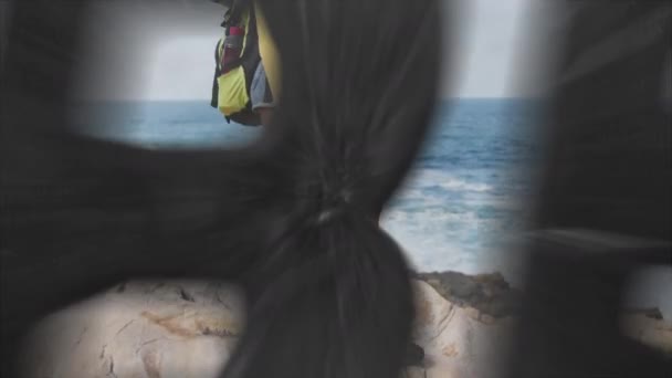 海でリラックスした女性のハイキングの上に黒で書かれた言葉の振動のアニメーション 肯定的な感情 フィットネス 健康の概念 デジタルで生成されたビデオ — ストック動画