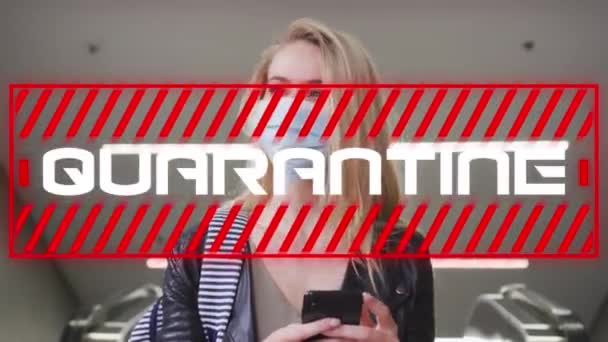 Animering Text Karantän Över Kvinna Ansiktsmask Med Hjälp Smartphone City — Stockvideo