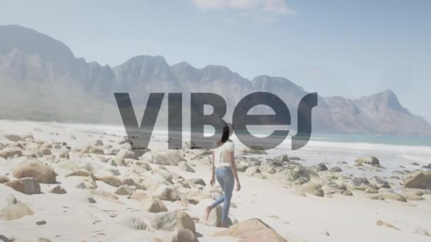 Animation Mot Vibes Noir Sur Femme Marchant Sur Plage Sentiments — Video