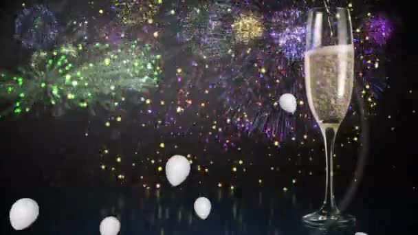 动画白色气球与烟花和香槟在黑色背景 新年前夕的庆祝活动及数码视讯派对的概念 — 图库视频影像