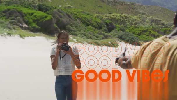 Анимация Слов Хорошие Вибрации Написанных Оранжевым Над Женщиной Пляже Фотографирующей — стоковое видео