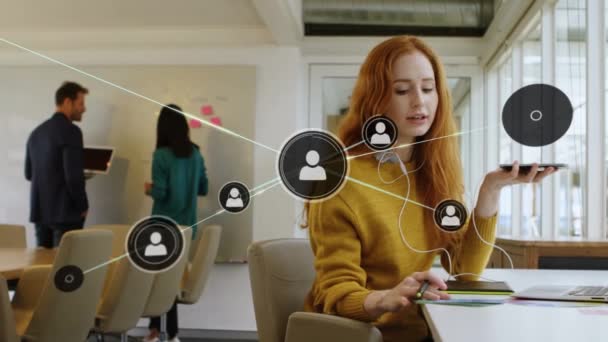 Animacja Sieci Połączeń Ikonami Nad Bizneswoman Pomocą Smartfona Globalny Biznes — Wideo stockowe