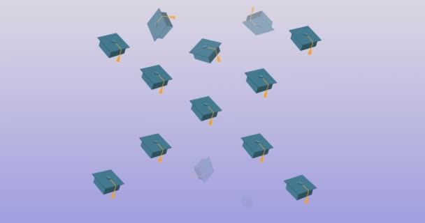 Digitale Animation Mehrerer Graduiertenhüte Und Bücher Vor Violettem Hintergrund Zurück — Stockvideo